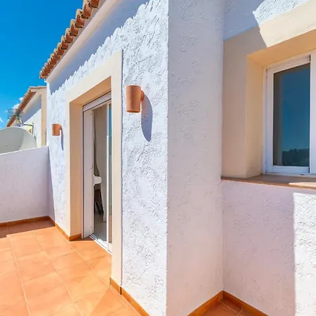 Casa Flora Con Piscinas En Кальпе